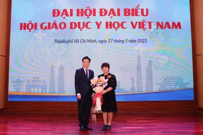 PGS. TS. Nguyễn Thu Thuỷ, Vụ trưởng Vụ Giáo dục đại học Bộ Giáo dục tặng hoa chúc mừ